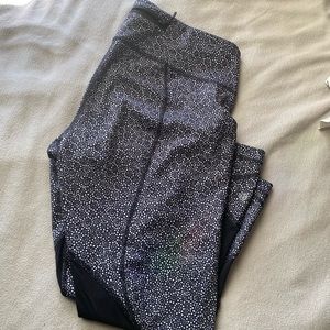 Lululemon athletica cropped navy/black and white patterned leggings